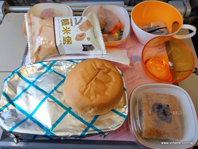 長榮機上點心推薦糙米堡，最好吃的飛機餐點心